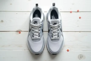 Paire de Nike Air Max authentiques vue de dessus sur fond blanc, détails du logo Swoosh et des coutures visibles pour l'authentification