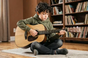 Jeune garçon apprenant à jouer de la guitare acoustique dans un salon chaleureux entouré de disques vinyles